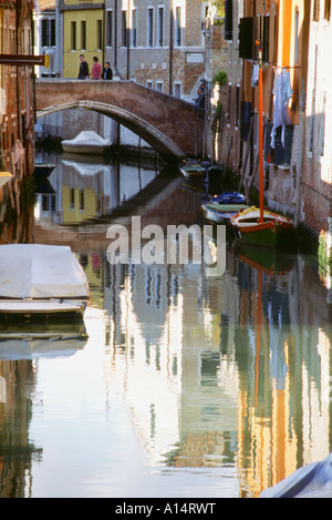 Canal e di riflessioni a Venezia Italia Foto Stock