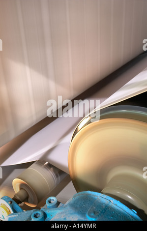 Vista ravvicinata della macchina in cartiera fabbrica per la produzione di carta di pasta di legno, New York STATI UNITI D'AMERICA Foto Stock