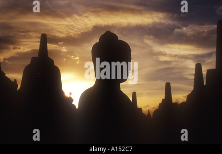 Sagome di stupa e statua di Buddha a Borobudur, Indonesia Foto Stock