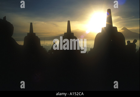 Sagome di Stupa del tempio di Borobudur in Indonesia Foto Stock