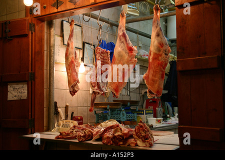 Negozio di macellaio in Kuwait City market con carne appesi sul display Foto Stock