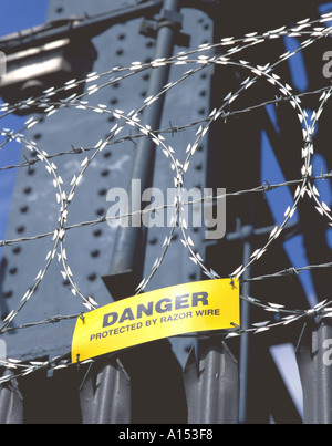 Filo di rasoio su un recinto di sicurezza. Foto Stock