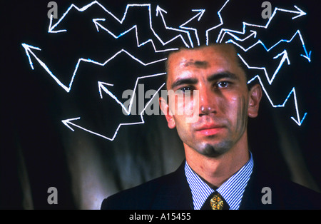 Ritratto di un uomo d affari con macchie nere sul suo viso e le frecce bianche che appaiono a venire fuori della sua testa Foto Stock