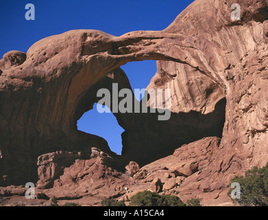 Il doppio arco Arches National Monument Moab Utah USA formazioni di arenaria scolpita da erosione naturale del vento e dell'acqua Foto Stock