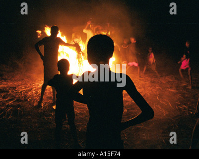 Gli abitanti di un villaggio da Fulani villaggio di Dembel Jumpora situato nella regione orientale del paese africano e Dell'ovest della Guinea Foto Stock