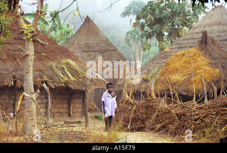 Gli abitanti di un villaggio da Fulani villaggio di Dembel Jumpora situato nella regione orientale del paese africano e Dell'ovest della Guinea Foto Stock