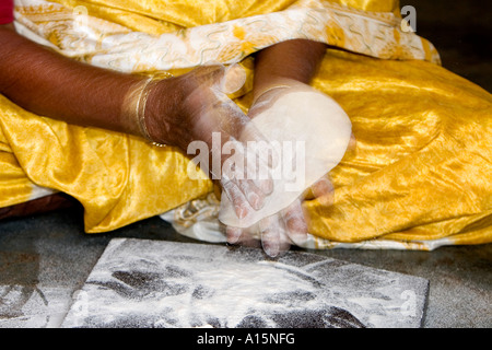 A sud le donne indiane facendo chapati in un ambiente rurale cucina Indiana. Andhra Pradesh, India Foto Stock