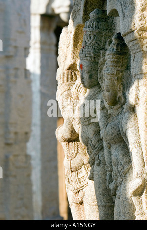 Divinità indù intagliato in pilastri in pietra a un tempio Veerabhadra in Lepakshi, Andhra Pradesh, India Foto Stock