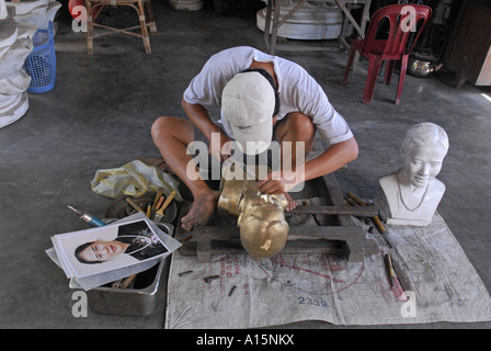 Artista rendendo un busto scultura da una fotografia di una persona deceduta a Hue Vietnam Foto Stock