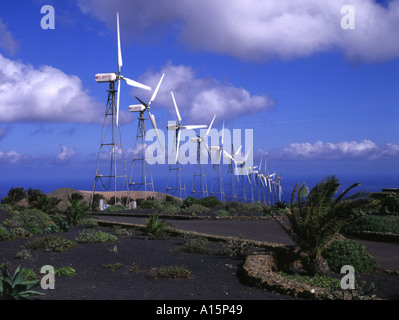 Dh WINDTURBINE agriturismo Lanzarote mulino a vento turbine su hill Foto Stock