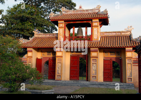 Il Palazzo Imperiale si trova all'interno della Cittadella della città di Hue Vietnam centrale Foto Stock