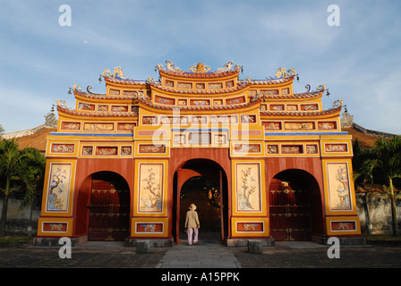 Gateway Thien Mieu tempio all'interno del recinto imperiale nella città la cittadella di Hue Foto Stock