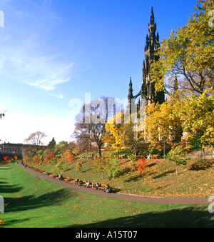 dh Parco pubblico panchine autunnale PRINCES ST GIARDINI EDIMBURGO SCOZIA Sir Walter Scott monumento autunno città giardino parco percorso persone Foto Stock