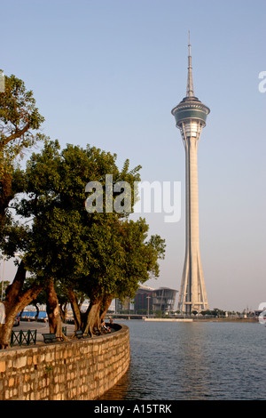 Torre di Macau con alberi e parete di ritegno. Macao, Cina del Sud. Macao il vecchio e il nuovo Foto Stock