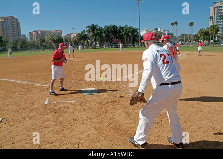 Sun City Center Florida una comunità di pensione per i cittadini anziani e 80 anni gli uomini vecchi giocando a softball Foto Stock