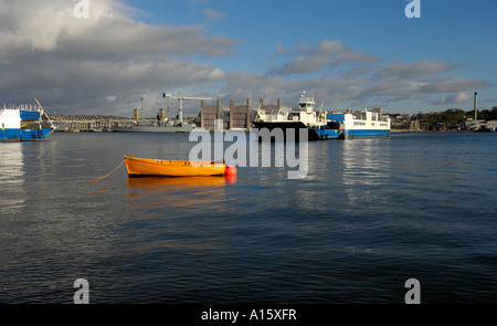 Il Plymouth traghetto per auto / barge rende il modo da Plymouth per la Cornovaglia lato del fiume. Foto Stock