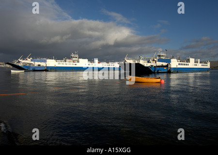 Il Plymouth traghetto per auto / barge rende il modo da Plymouth per la Cornovaglia lato del fiume. Foto Stock