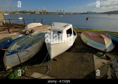 Barche di tutte le forme e le descrizioni nelle acque intorno a Plymouth, Regno Unito. Foto Stock