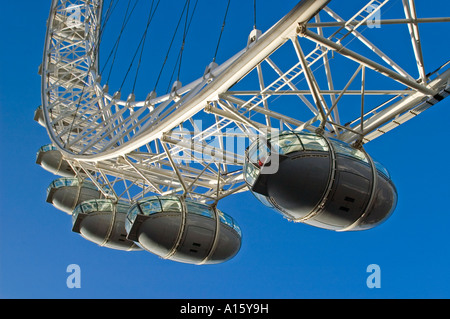 Orizzontale fino in prossimità del fronte di discesa capusles sulla London Eye, aka Millennium Wheel, contro un luminoso cielo blu. Foto Stock