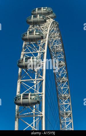 Verticale fino in prossimità del fronte di discesa capusles sulla London Eye, aka Millennium Wheel, contro un luminoso cielo blu. Foto Stock