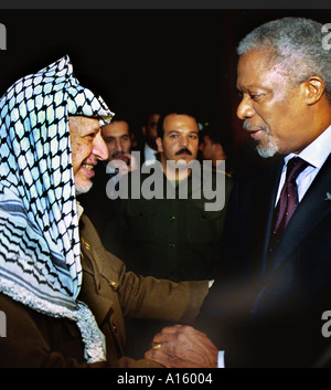 Liberazione palestinese leader Yasser Arafat si incontra con il Segretario Generale delle Nazioni Unite Kofi Annan nel mese di ottobre del 2000 nella Striscia di Gaza. Foto Stock