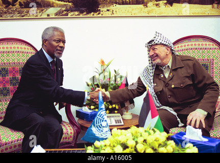 Liberazione palestinese leader Yasser Arafat si incontra con il Segretario Generale delle Nazioni Unite Kofi Annan nel mese di ottobre del 2000 nella Striscia di Gaza. Foto Stock