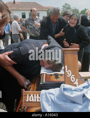 Un serbo donna piange sul corpo di un ucciso membro della famiglia durante un funerale mercoledì 28 luglio 1999 per le quattordici serbi Foto Stock