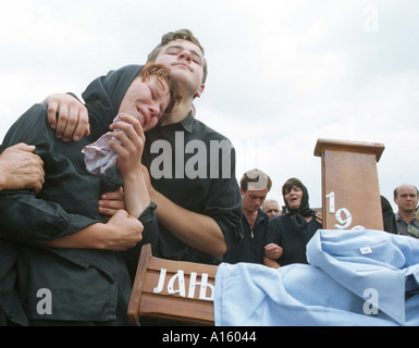 Un serbo donna piange sul corpo di un ucciso membro della famiglia durante un funerale mercoledì 28 luglio 1999 per le quattordici serbi Foto Stock