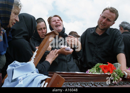 Un serbo donna piange sul corpo di un ucciso membro della famiglia durante un funerale mercoledì 28 luglio 1999 per le quattordici serbi Foto Stock