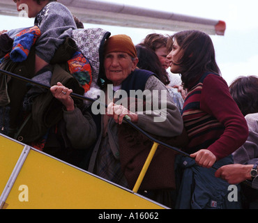 Di etnia albanese profughi provenienti dal Kosovo a bordo di un aereo in volo per la Turchia in Macedonia Skopje lunedì 12 aprile 1999. Foto Stock