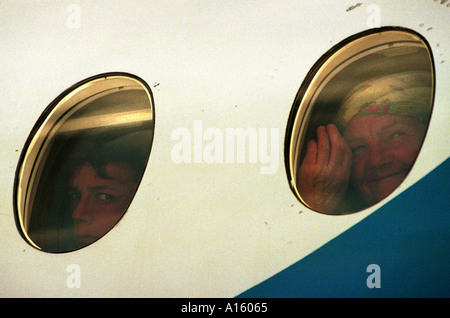 Di etnia albanese rifugiati provenienti dal Kosovo e lasciare per la Turchia all'aeroporto di Skopje Macedonia lunedì 12 aprile 1999. Foto Stock