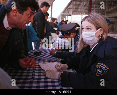 Di etnia albanese profughi provenienti dal Kosovo sono elaborati dalla polizia macedone prima di esse sono state poste su un piano per la Turchia lunedì 5 marzo Foto Stock