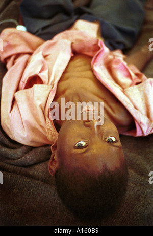 Un bambino angolano sorge in uno dei molti edifici distrutti nella città di Kuito nel Bie Provincia di Angola venerdì di marzo Foto Stock