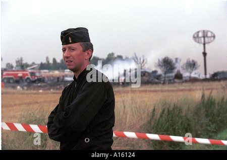 I vigili del fuoco di mettere fuori le ultime fiamme dell'Air France Concorde che si è schiantato fuori Parigi poco dopo il decollo martedì di luglio Foto Stock