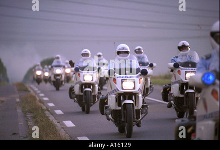 La polizia francese velocità lontano dal relitto dietro della Air France Concorde che si è schiantato fuori Parigi poco dopo il decollo Foto Stock