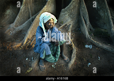 Un Fulani da un villaggio della Casamance territorio tra i paesi dell' Africa occidentale della Guinea Bissau e Senegal si siede su un Foto Stock