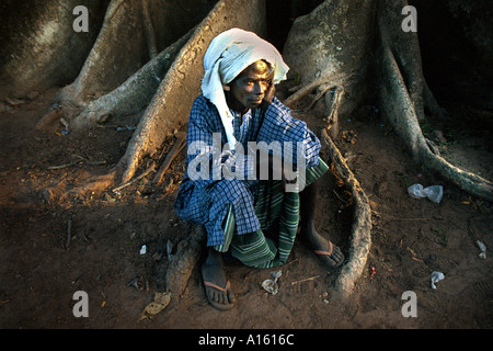 Un Fulani da un villaggio della Casamance territorio tra i paesi dell' Africa occidentale della Guinea Bissau e Senegal si siede su un Foto Stock