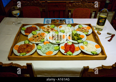 Meze tradizionale cibo a Fener ristorante di pesce in Kumkapi quartiere di Istanbul in Turchia Foto Stock