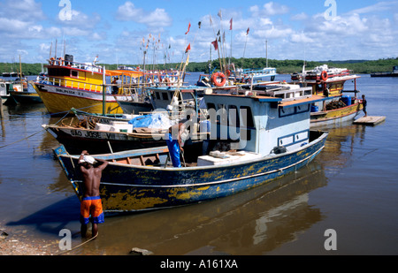 Bahia Brasile l brasiliano in barca a vela Pesca mare Foto Stock