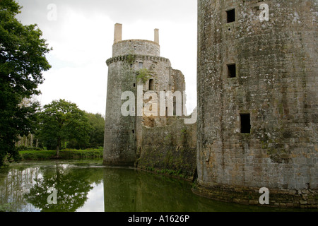 Fossato e torri di rovinato Chateau de la Hunaudaye Cotes - D'Armor Bretagna, Francia. Foto Stock