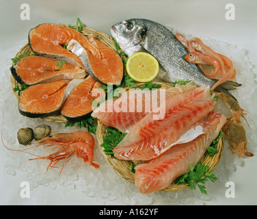 Un assortimento di piatti di pesce Foto Stock