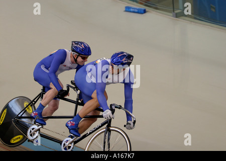 Dan Gordon B3 e Barney piani GBR pilota giocare al gatto e al topo con la coppia giapponese Shigeo Yoshihara B1 e Takuya Oki pilot Foto Stock