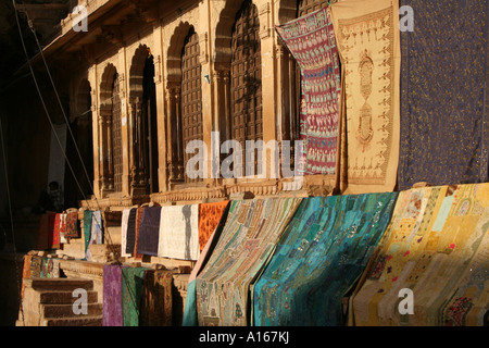 I prodotti tessili sul display in Jaisalmer fort, Jaisalmer, Rajasthan, India. Foto Stock