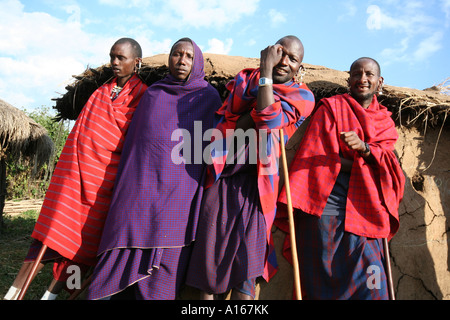 Masai guerrieri, Cratere di Ngorongoro, Tanzania. Foto Stock