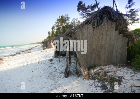 Fisherman's capanne su una spiaggia Zanzibari. Foto Stock
