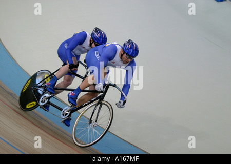 Dan Gordon B3 e Barney piani GBR pilota nella mens B1 3 tandem sprint quarti di finale durante la Atene 2004 Giochi Paralimpici Foto Stock