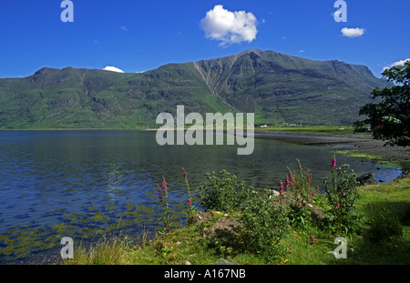 Famosa montagna Torridon Liathach dall'estremità est della parte superiore del Loch Torridon. Foto Stock