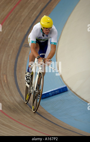 Peter Homann (AUS nel primo round del mens CP 4 categoria 3 km inseguimento individuale durante la Atene 2004 Giochi Paralimpici Foto Stock