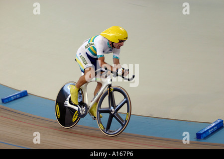 Christopher Scott AUS nel primo round del mens CP 4 categoria 3 km inseguimento individuale durante la Atene 2004 Giochi Paralimpici Foto Stock