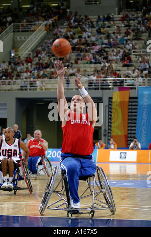 Simon Munn di Gran Bretagna prende una penalità Shot in the quarterfinal Basket match tra Stati Uniti e Gran Bretagna Foto Stock